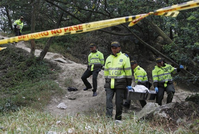 Policía lleva el cadáver de una mujer encontrada en un vertedero cerca de Bogotá