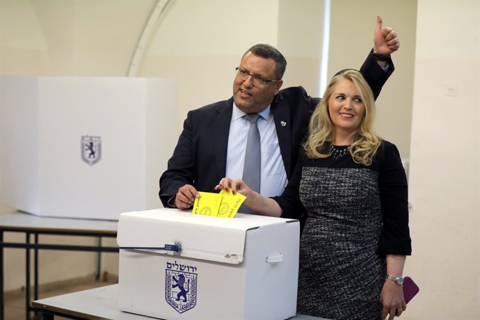 Moshe Lion votando con su mujer en la segunda vuelta