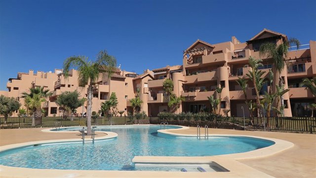 La compraventa de viviendas por parte de extranjeros en Canarias cae un 10,6% en el primer semestre, según los notarios
