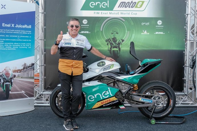 Aspar posa junto a la MotoE del Ángel Nieto Team