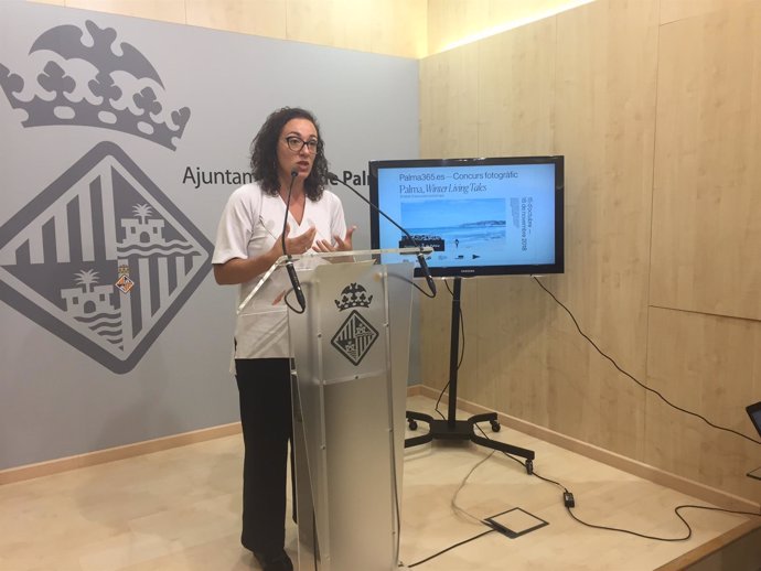 Regidora Joana Maria Adrover en rueda de prensa