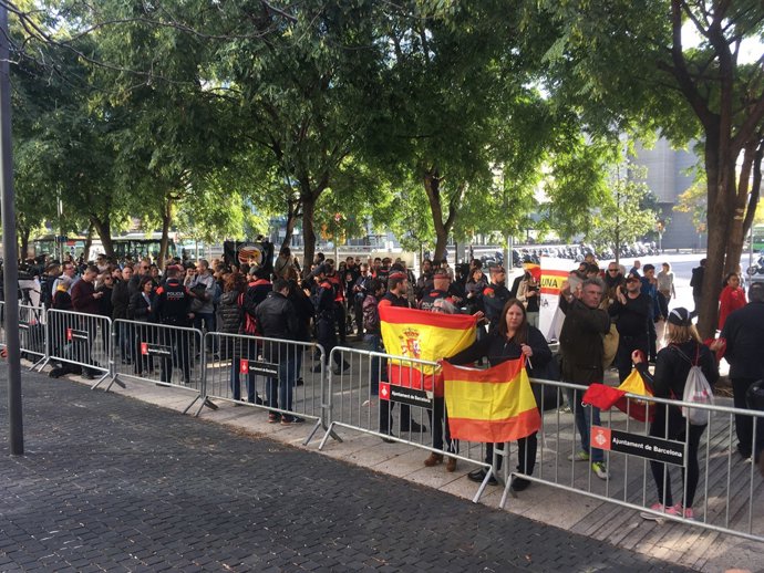Tensió a les portes de la Ciutat de la Justícia de Barcelona