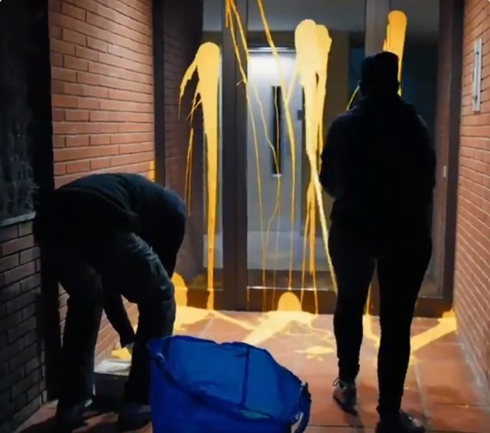 Encaputxats llancen pintura groga contra la casa de Llarena