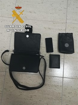 Uno de los bolsos abandonados tras su robo.