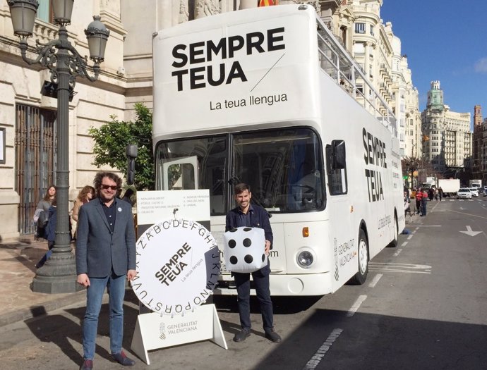 El Bus de la Llengua en una de les seues parades en la ciutat de València 
