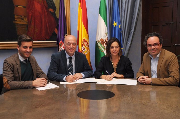 Ruiz y Ambrosio (centro) firman el convenio de colaboración