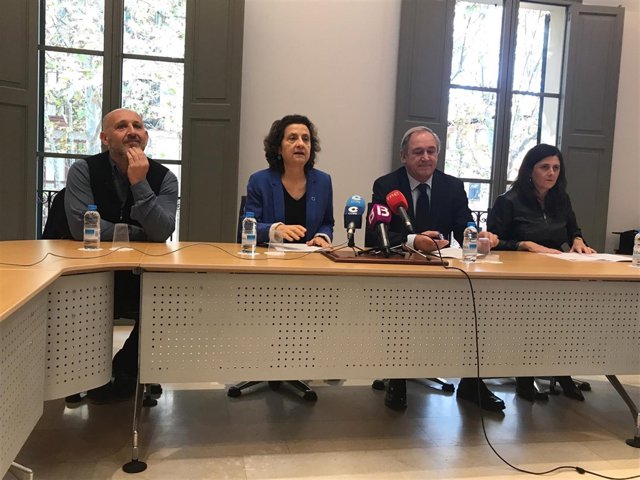 Fina Santiago en rueda de prensa en el Colegio de Abogados