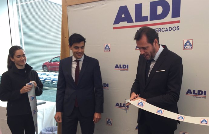 El alcalde de Valladolid, en la inauguración de la tienda de Aldi. 14-11-2018
