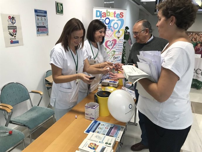Mesa informativa de diabetes en Hospital Costa del Sol