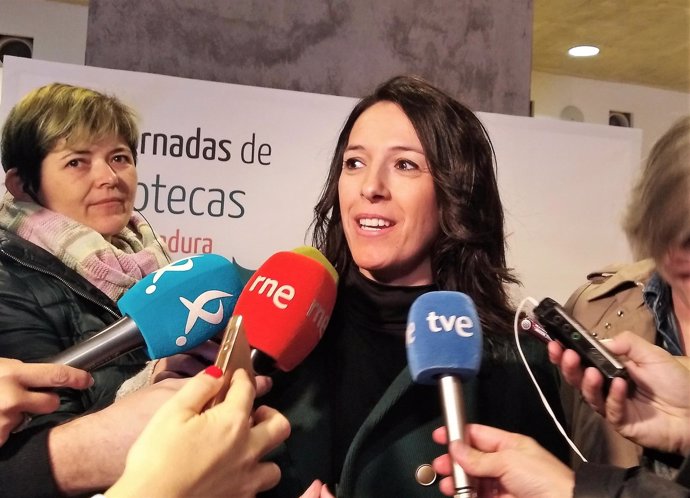 Esther Gutiérrez atiende a los medios de comunicación