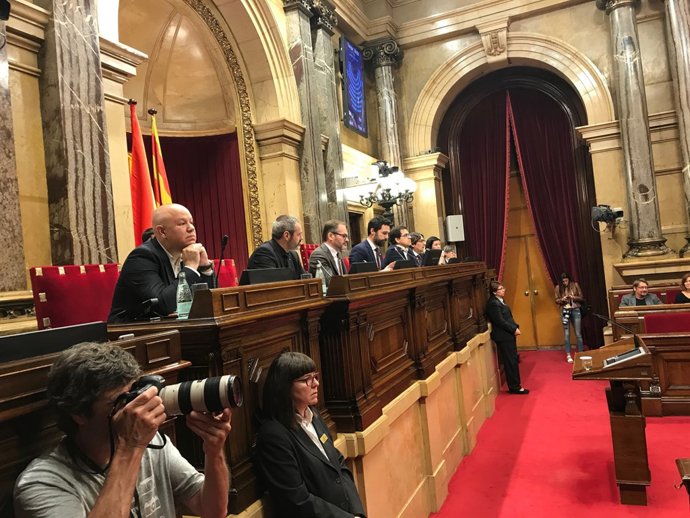 Roger Torrent presideix el ple del Parlament
