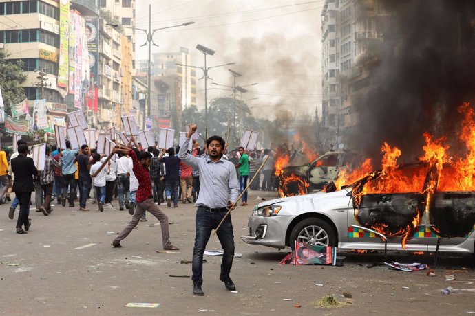 Activistas del partido opositor BNP queman vehículos policiales en Dacca