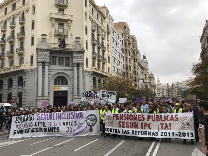 Manifestació de col·lectius de feministes i pensionistes a València