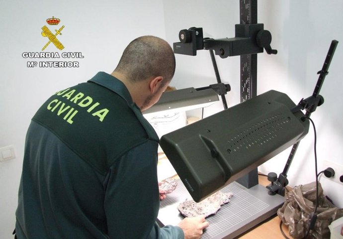 Un agente examina cobre presuntamente robado en una fábrica del Polo Químico.