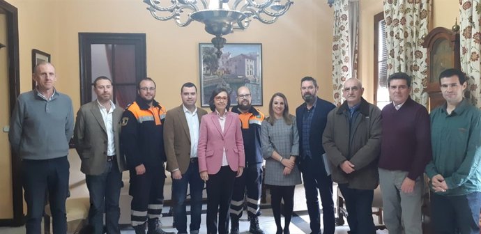 Aguilar (centro) en la visita al Ayuntamiento de Priego