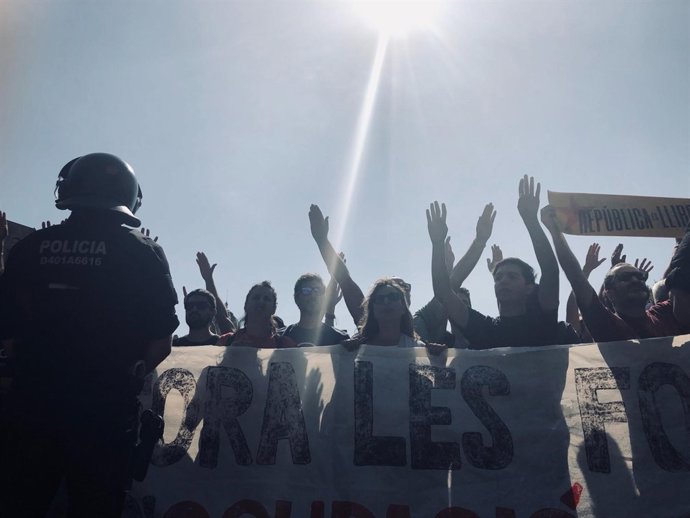 Se celebren alhora una manifestació sobiranista i una convocada per Jusapol