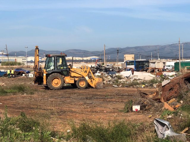 El Ayuntamiento de Palma retira 13 toneladas de residuos y 14 coches ubicados en la entrada de Son Banya