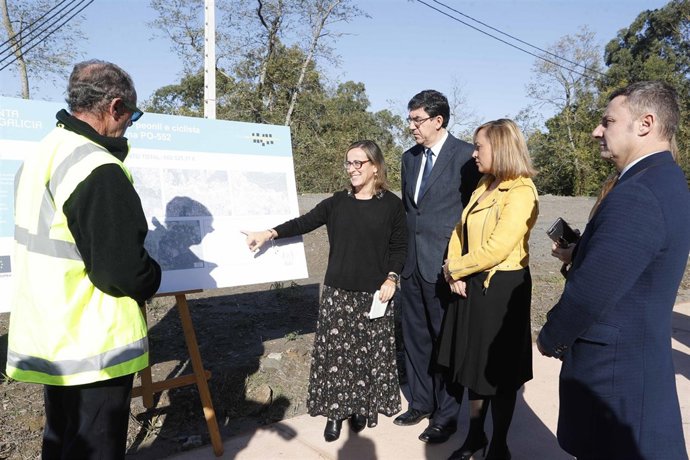 Ethel Vázquez y López-Chaves en la senda a la altura de Coruxo.