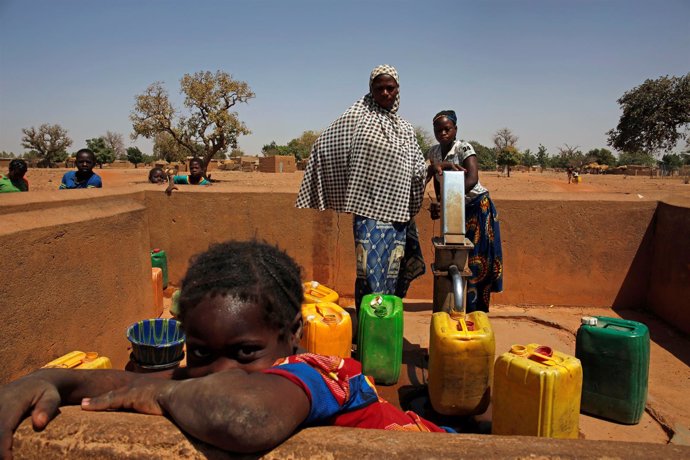 Mujeres recogen agua en una localidad próxima a Uagadugú