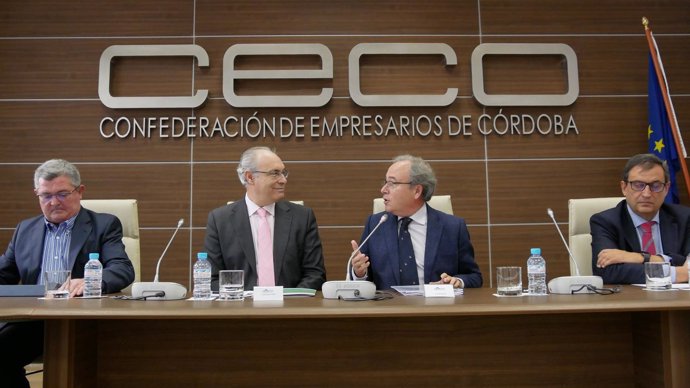 Ruiz y Durán (izda,) con responsables de CECO (dcha.)