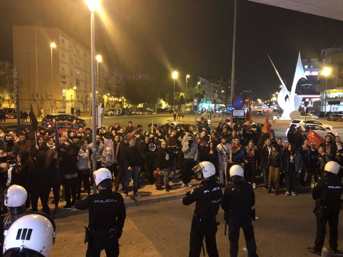 Manifestantes a las puertas del hotel donde se celebra un acto de VOX