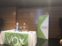 Abascal (VOX) pide la dimisión del delegado del Gobierno por el acto de "hostigamiento de matones"