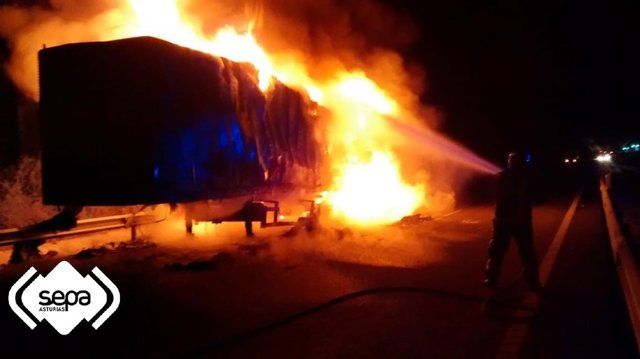 Incendio del camión en Llanes.