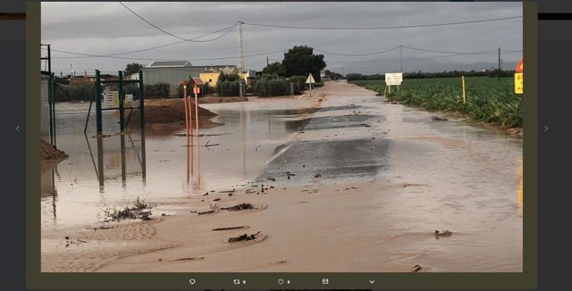 Imagen de una carretera cortada por las lluvias en la Región