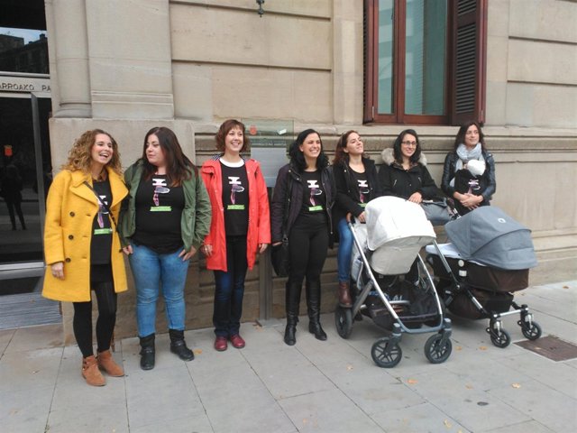 Madres navarras en la puerta del Parlamento foral