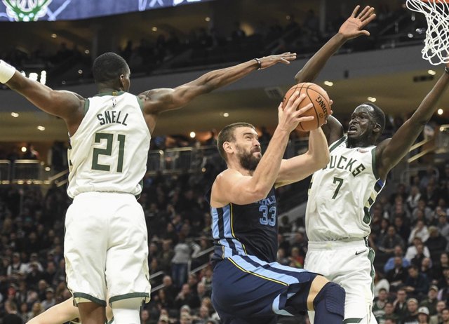 Marc Gasol entra a canasta en el Bucks-Grizzlies