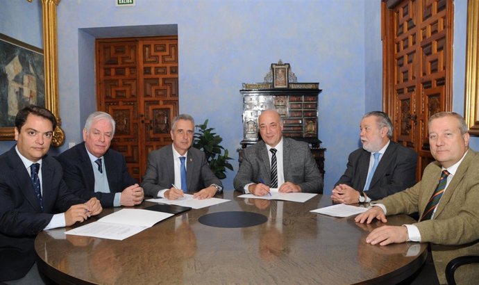 Ruiz (tercero por la dcha.) firma el convenio