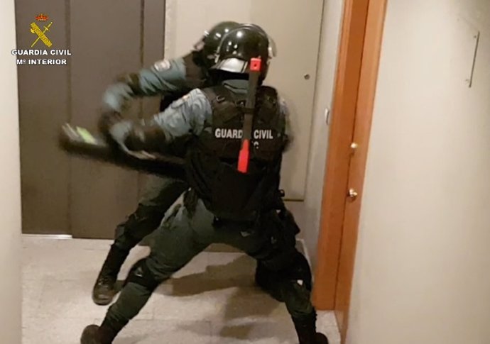 Agents de la Guàrdia Civil derrocant una porta
