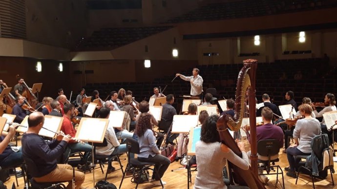 El compositor y director Salvador Brotons, durante un ensayo