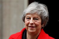 Una May acorralada por las dimisiones y la oposición defiende su acuerdo para el Brexit