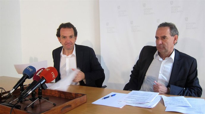 El conseller Marc Pons y el director Xavier Ramis