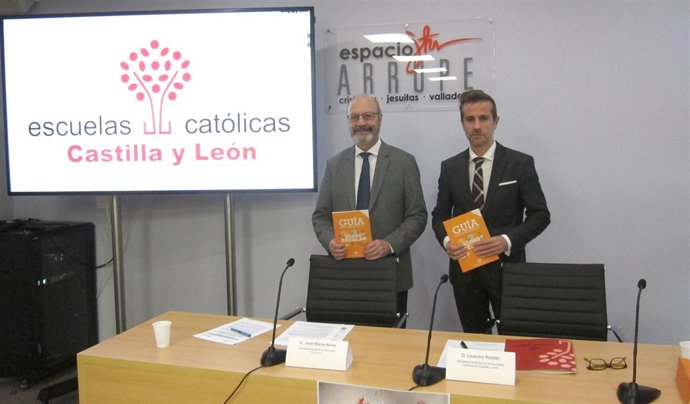 José María Alvira (i) junto al secretario autonómico de Escuelas Católicas