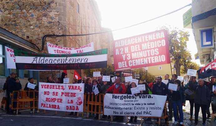 Vecinos de Aldeacentenera durante la concentración frente a la Asamblea