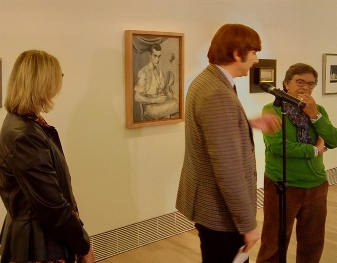 El cuadro de Luis Fernández, al fondo