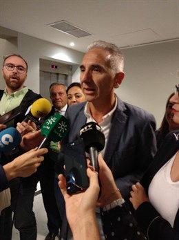 Miguel Ángel Vázquez atiende a los periodistas