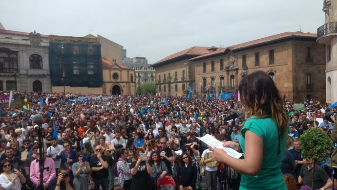La actriz Maria Cotiello lee el manifiesto de la Xunta Pola defensa del asturian