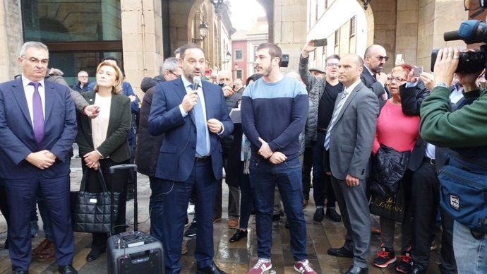 EL MINISTRO DE FOMENTO, JOSÉ LUIS ÁBALOS, DIRIGIÉNDOSE A UNOS MANIFESTANTES
