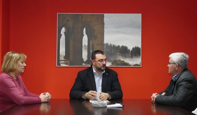 Adrián Barbón, en el centro