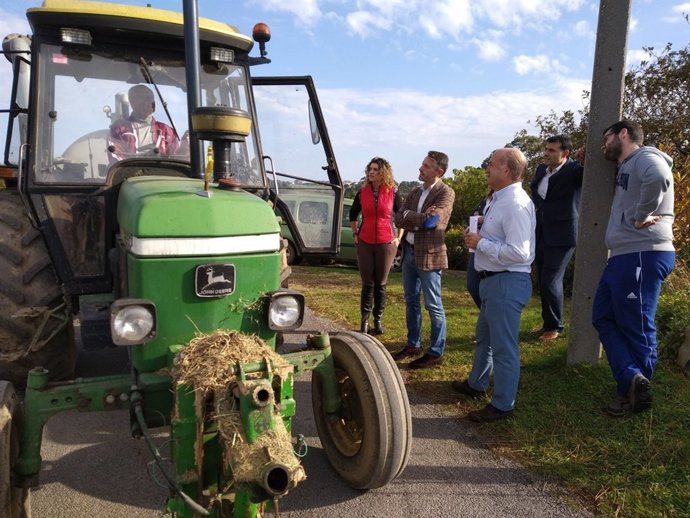 El diputado del PP, Luis Venta, visita una ganadería de Taspia de Casariego.