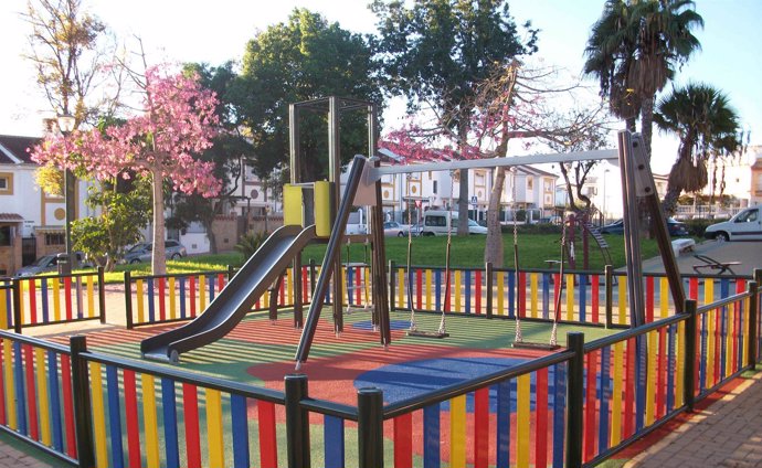 Parque infantil niños málaga ocio columpio tobogán jugar niñas menores