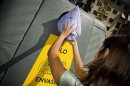 Ciudadano metiendo envases en contenedor amarillo