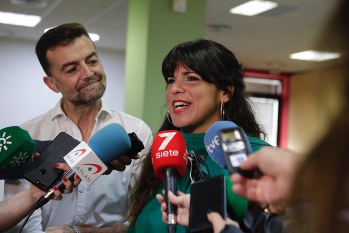 Teresa Rodríguez y Antonio Maíllo atendiendo a los periodistas