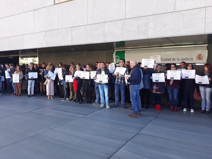 Protesta de funcionarios de justicia a las puertas de los juzgados de Almería