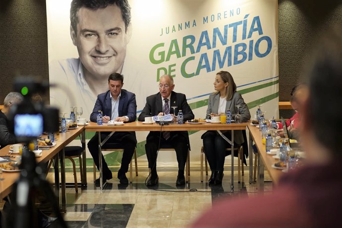 Amat, junto a García y Sánchez en un desayuno informativo de inicio de campaña