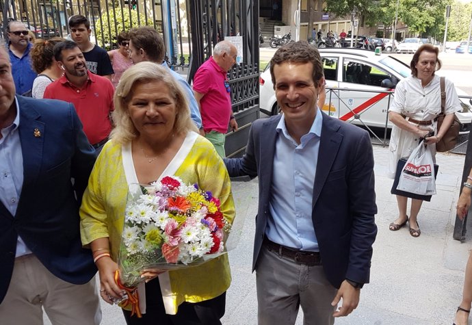 PABLO CASADO CON MARÍA ÁNGELES PEDRAZA, EXPRESIDENTA DE LA AVT