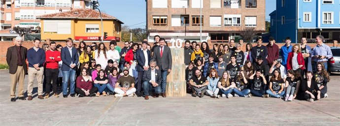 El consejero con el alumnado de la Escuela de Artes